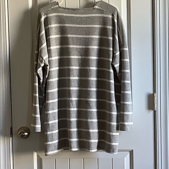 Women’s Striped V-Neck Sweater - Picture 4 of 5